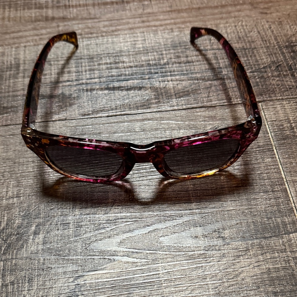 Chic Tortoiseshell Sunglasses - image 2